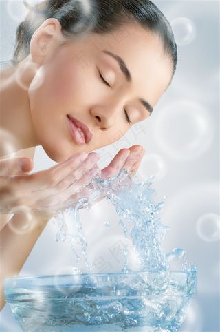 时尚洗脸的女性图片