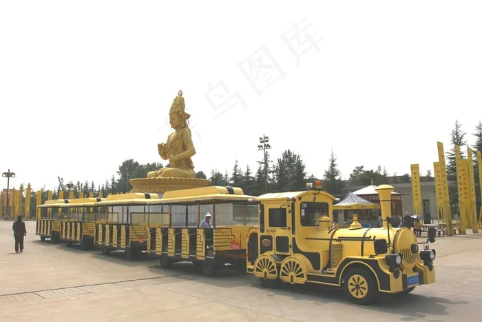 园林里拉客人的小货车