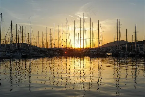 土耳其博德鲁姆海港夕阳倒影旅游风光