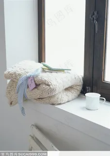 放在窗台上的毛线衣成品特写