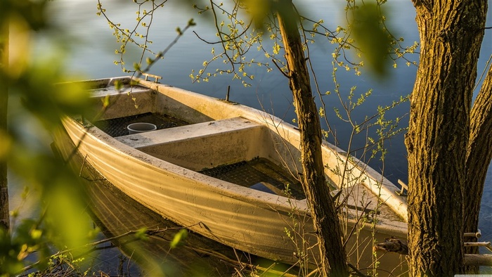 高清晰湖边木船壁纸