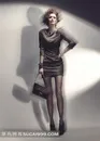 手拎着包包的时尚美女模特摄影高清图片
