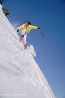 从雪山上滑下来的运动员 从雪山上滑下来的运动员