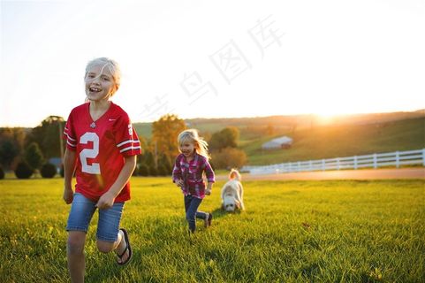草地上奔跑的小女孩