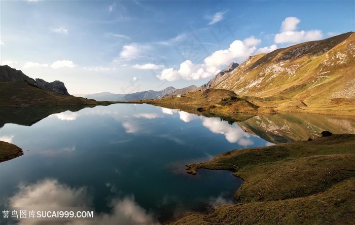 宁静的湖面与山脉景色高清图片