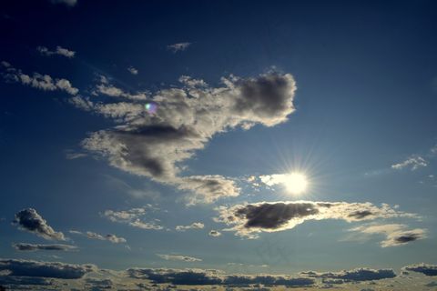 天空太阳光照射图片