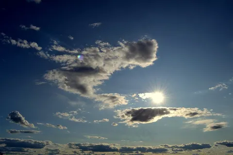 天空太阳光照射图片 天空太阳光照射图片