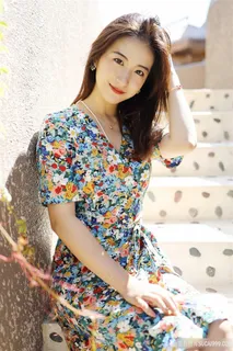 坐在台阶上的高清碎花长裙美女艺儿伢哟写真图片