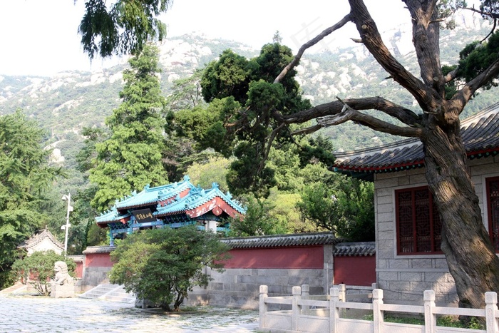 山脚下的古建筑门楼