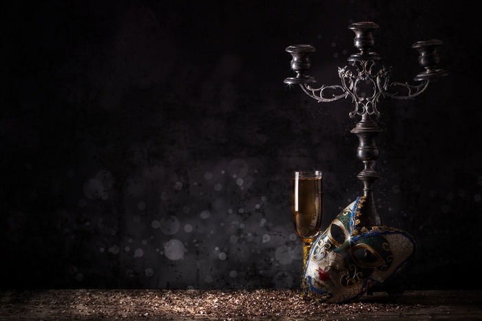 舞台小丑面具和灯高清图片