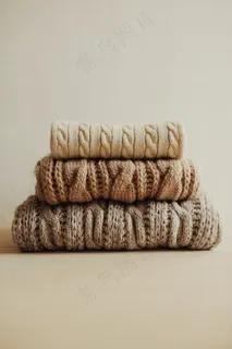 整齐堆叠针织毛衣图片