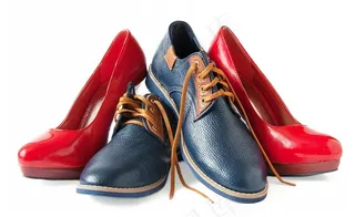 蓝色的鞋子和高跟鞋