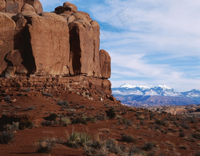 红色沙滩上的石峰