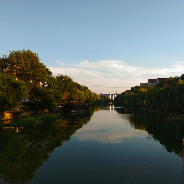 苏州蓝天与碧湖风景图