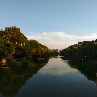 苏州蓝天与碧湖风景图