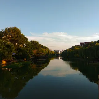 苏州蓝天与碧湖风景图