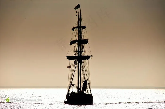 海上帆船复古图片
