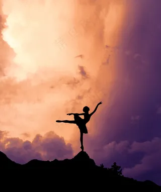 黄昏芭蕾舞美女剪影图片