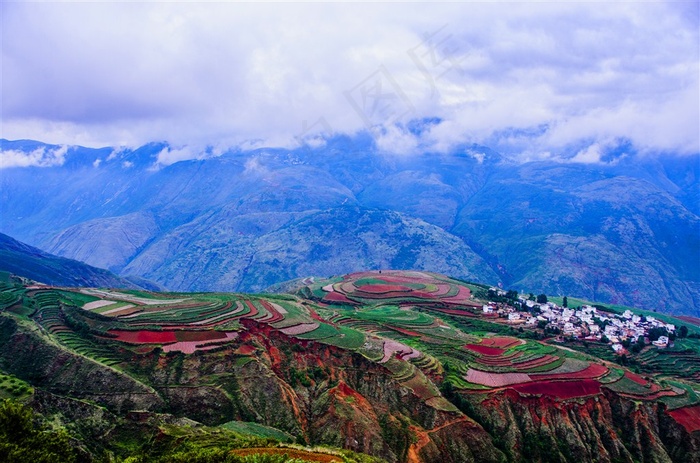 云南东川红土地风景图片