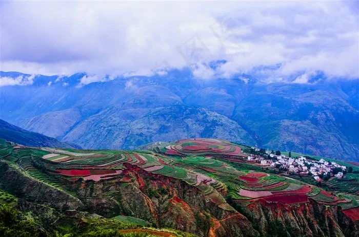 云南东川红土地风景图片