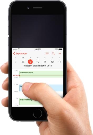 智能手机在手 PNG 图像免抠