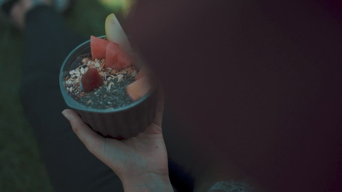 吃健康甜点的女人