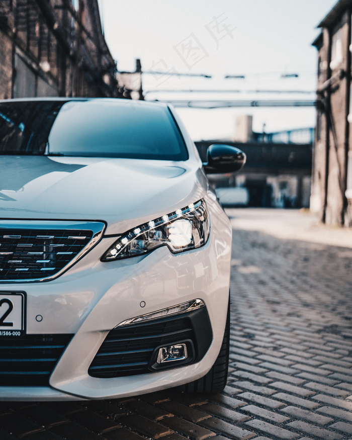 白色品牌汽车图片
