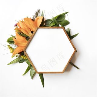 春季春天橙黄色百合鲜花卉花环桌面背景