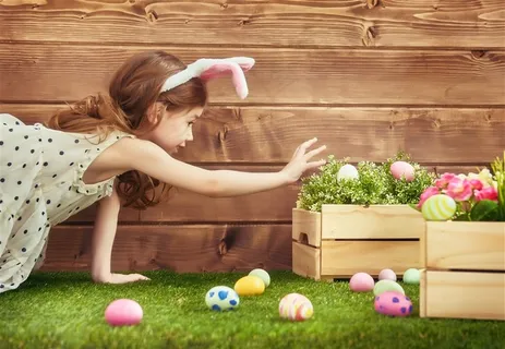 趴在草地上的小女孩