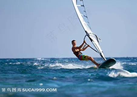 在大海上激情玩帆板的运动员特写图片