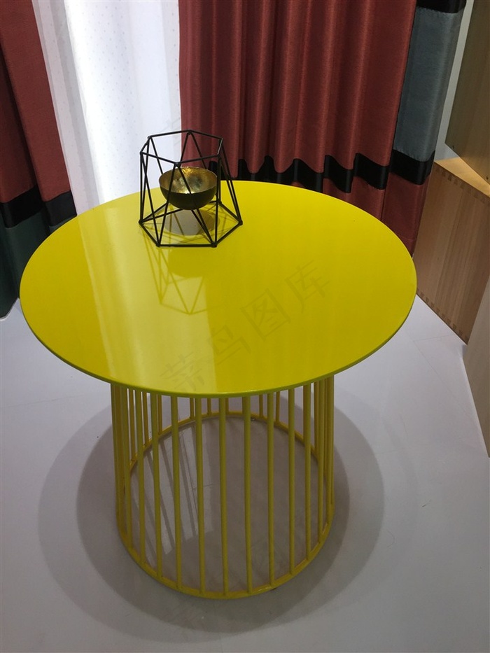 展会黄色桌子