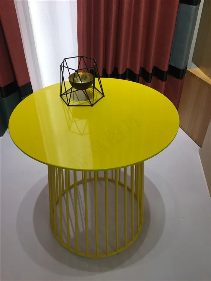 展会黄色桌子