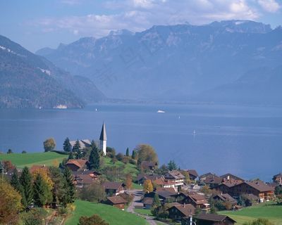 山脉下海边的村庄