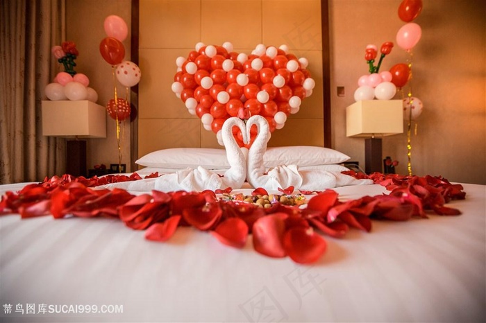 婚房红色喜庆背景气球爱心玫瑰花瓣天鹅