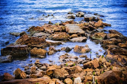 布列塔尼海岸边的悬崖