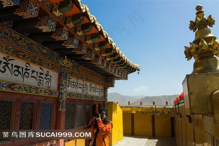 拍摄佛教建筑的旅行者