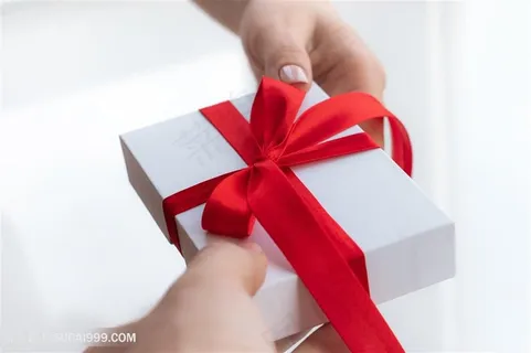 手捧礼物的手势特写高清图