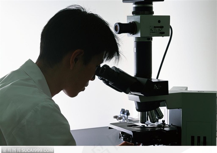 研究实验器具-使用显微镜的医生