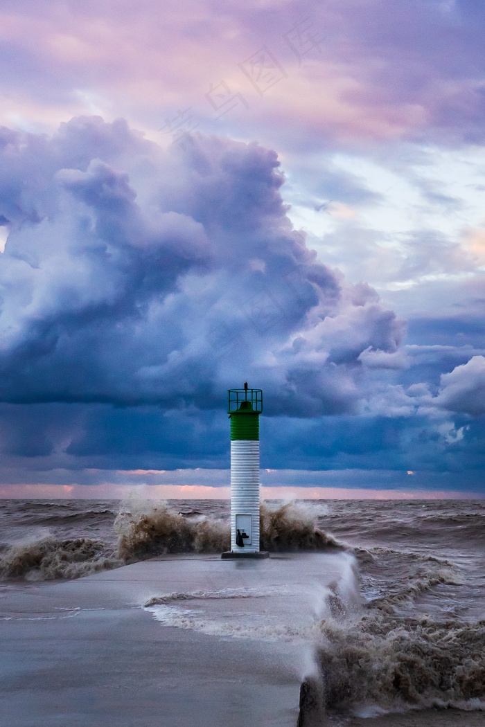 暴风雨前的海岸图片