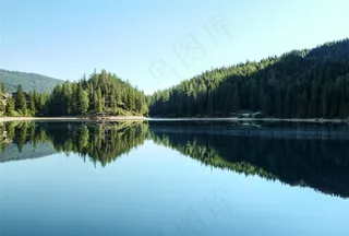唯美的森林倒影壁纸