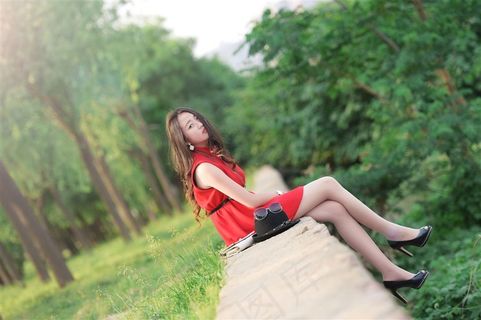 户外红裙美女写真图片