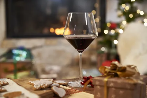 充满圣诞节氛围的葡萄酒杯特写 充满圣诞节氛围的葡萄酒杯特写