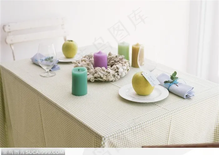 餐桌上的美食与各种颜色的蜡烛