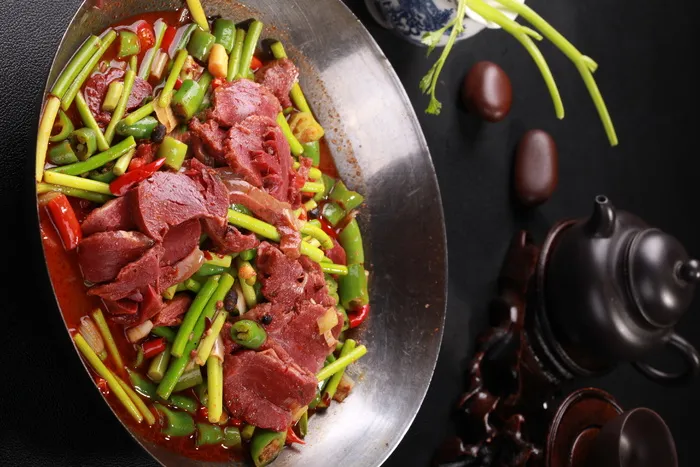 干锅带皮黄牛肉 (1)