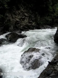 翻涌澎湃的江河水