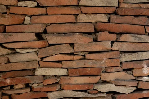 陈旧堆叠砖墙图片