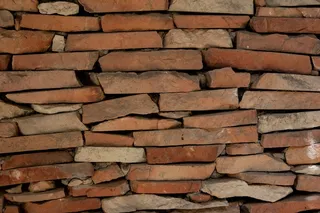 陈旧堆叠砖墙图片