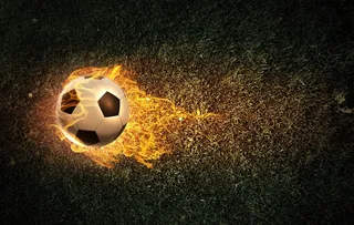 足球场上的火焰足球高清图片