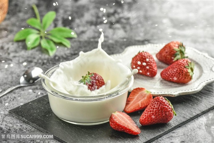 草莓牛奶酸奶水果沙拉
