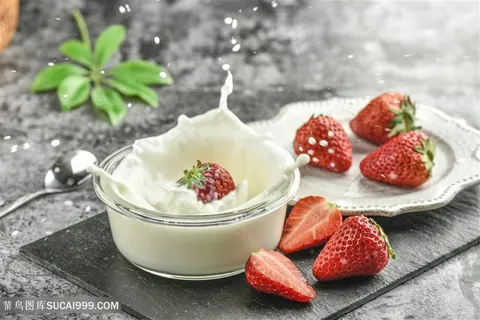 草莓牛奶酸奶水果沙拉